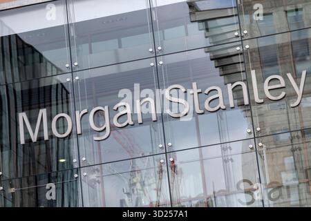 Uffici Morgan Stanley nel distretto finanziario di Canary Wharf il 5 ottobre 2025 a Londra, Regno Unito. Canary Wharf è un'area situata vicino all'Isola dei cani nel London Borough of Tower Hamlets ed è definita dalla Greater London Authority come parte del quartiere finanziario centrale di Londra. Morgan Stanley è una multinazionale americana di gestione degli investimenti e servizi finanziari. Foto Stock