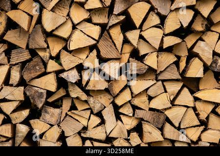 Tagliare, asciugare e impilare il pelo di legno da fuoco naturale tritato. Primo piano, vista frontale, niente persone Foto Stock