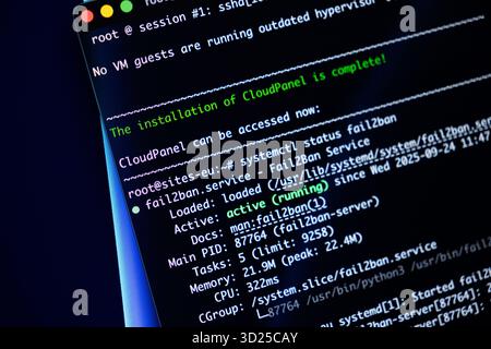 Poznan, Polonia - 24 settembre 2025: Schermo digitale che mostra l'output della riga di comando per l'amministrazione del server, evidenziando la configurazione di CloudPanel e l'fa attivo Foto Stock
