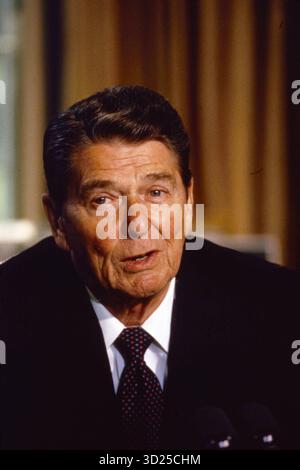 1985 Archivio storico Olycom/Lapresse Ronald Wilson Reagan (Tampico, 6 febbraio 1911 – Los Angeles, 5 giugno 2004) è stato un politico, sindacalista e attore statunitense, 40° presidente degli Stati Uniti d'America dal 1981 al 1989.il suo stile guadagnare oratorio persuasivo gli fece la fama di grande comunicatore. Prima di entrare in politica fu un attore cinematografico e fu a capo della Screen Actors Guild. Negli anni quaranta aderì al Partito Democratico, ma passò poi ai repubblicani negli anni sessanta. Fu governatore della California per due mandati. Dopo la sconfitta di Barry Goldwater Foto Stock