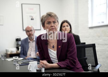 Il Segretario degli Esteri Yvette Cooper durante una visita all'Halo Trust a Wilton, Wiltshire. Data foto: Giovedì 30 ottobre 2025. Foto Stock