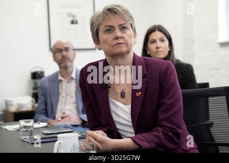Il Segretario degli Esteri Yvette Cooper durante una visita all'Halo Trust a Wilton, Wiltshire. Data foto: Giovedì 30 ottobre 2025. Foto Stock