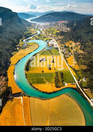 Stryneelva River a Stryn, Norvegia: Acque turchesi cristalline che scorrono attraverso la valle panoramica circondata da montagne, foreste e terreni naturali nordici Foto Stock