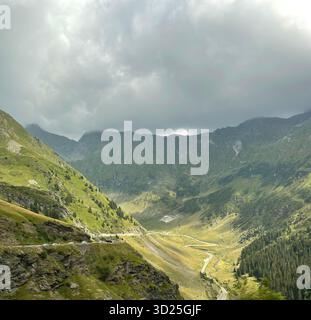 Splendida vista su una montagna estiva. L'erba verde e il cielo azzurro sottolineano la bellezza della natura in montagna. Foto Stock