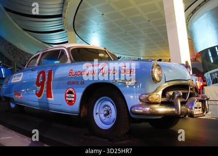 Charlotte, North Carolina, USA 30 maggio 2013 Un'auto da corsa d'epoca con annunci al suo fianco è in mostra presso la NASCAR Hall of Fame di Charlotte, Carolina del Nord Foto Stock