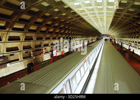 Due treni fermano in una stazione della metropolitana per prendere i pendolari nella metropolitana di Washington DC Foto Stock