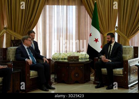 Damaskus, Siria. 30 ottobre 2025. Johann Wadephul (l, CDU), ministro federale degli affari esteri, siede accanto al presidente ad interim della Siria Ahmed al-Sharaa durante una riunione nel palazzo presidenziale. I colloqui nella capitale Damasco si concentrano sulla situazione della sicurezza nella regione del Medio Oriente. Crediti: Marcus Brandt/dpa/Alamy Live News Foto Stock