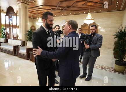 Damaskus, Siria. 30 ottobre 2025. Johann Wadephul (r, CDU), ministro federale degli affari esteri, è accolto dal presidente ad interim siriano Ahmed al-Sharaa (l) in una riunione nel palazzo presidenziale. I colloqui nella capitale Damasco si concentrano sulla situazione della sicurezza nella regione del Medio Oriente. Crediti: Marcus Brandt/dpa/Alamy Live News Foto Stock
