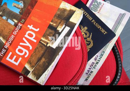 Guida turistica in Egitto con passaporto britannico e valuta egiziana Foto Stock