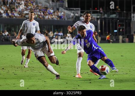 L'attaccante della Nazionale maschile dell'Argentina Lionel messi (10) spara il pallone al Chase Stadium il 14 ottobre 2025 a Fort Lauderdale, FL. Sconfitta dell'Argentina Foto Stock