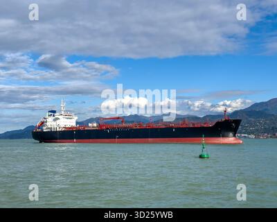 Nave petroliera che trasporta carburante attraverso la rotta marittima. Logistica globale, industria marittima, commercio internazionale, settore petrolifero e del gas, trasporti e infrastrutture. Foto Stock