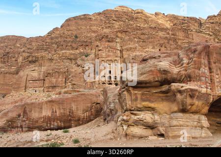 Petra, Giordania, 03/10/2010 Descrizione: Monumentale complesso di tombe nabatee dietro formazioni di arenaria Foto Stock