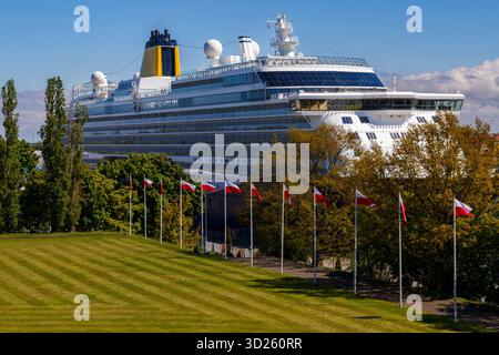 Nave da crociera SAGA Spirit of Adventure attraccata a Danzica, Polonia, Europa a maggio Foto Stock