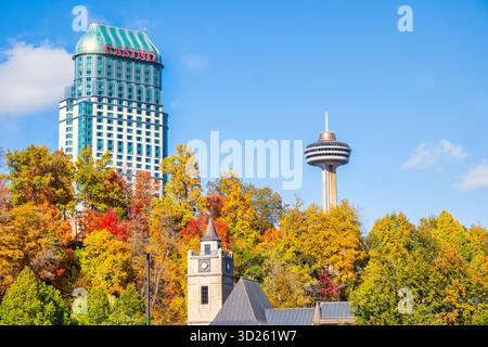 Vista panoramica del Table Rock Centre, del casinò Fallsview e della Slylon Tower dietro gli splendidi colori autunnali delle cascate del Niagara, Ontario, Canada Foto Stock