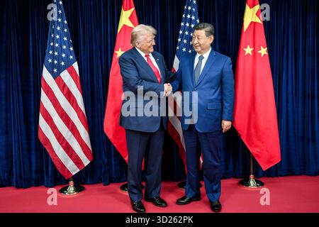 Il presidente Donald Trump saluta il presidente cinese Xi Jinping prima di una riunione bilaterale presso il terminal dell'aeroporto internazionale di Gimhae, giovedì 30 ottobre 2025, a Busan, Corea del Sud. (Foto ufficiale della Casa Bianca di Daniel Torok) Foto Stock