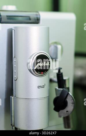 Iserlohn Germania ottobre 26 2025 Logo Jura sulla macchina da caffè vista ravvicinata Foto Stock