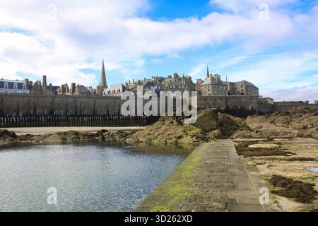 Saint-Malo, France, 08/20/2010 Descrizione: Ampia vista della città murata di Saint-Malo, sulla spiaggia e sulle Tidal Rocks, Bretagna Foto Stock