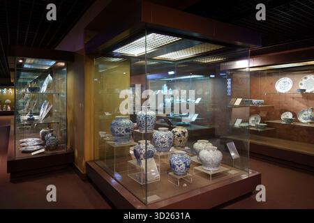 Vasi in ceramica antica e piatti in porcellana esposti al Museo Nazionale di Arte Antica (Museu Nacional de Arte Antiga) di Lisbona, Portogallo Foto Stock