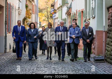 30 ottobre 2025, Baden-Württemberg, Heidelberg: Il presidente federale Frank-Walter Steinmeier (4° da sinistra, SPD) attraversa la città vecchia accompagnato dalla moglie Elke Büdenbender (3° da sinistra) per visitare la fondazione Reichspräsident-Friedrich-Ebert-Gedenkstätte. È accompagnato in prima fila dal sindaco Eckart Würzner (sinistra, non partito), membro del Consiglio di amministrazione Andrea Nahles (2° da sinistra), Bernd Braun (5° da sinistra), amministratore delegato della Fondazione Reichspräsident-Friedrich-Ebert-Gedenkstätte e presidente del Consiglio di amministrazione della Fondazione Günter Schmitteckert (destra) Foto Stock