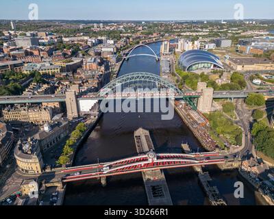 Vista aerea del Tyne Bridge sul fiume Tyne, Newcastle upon Thames, Regno Unito. Foto Stock