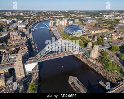 Vista aerea del Tyne Bridge sul fiume Tyne, Newcastle upon Thames, Regno Unito. Foto Stock