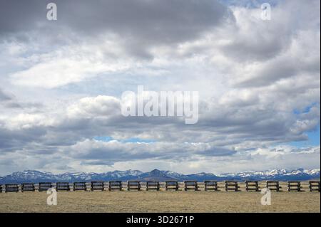 Recinzioni di neve lungo l'autostrada 89 nelle Great Plains e nelle Montagne Rocciose. Contea di Teton, Montana. Foto Stock