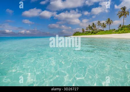 Paesaggio tropicale di spiaggia con oceano turchese sabbia bianca e calmo paesaggio dell'isola soleggiata Foto Stock