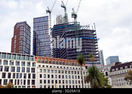 Vista dei grattacieli in costruzione gru al 2 Finsbury Avenue Broadgate da Finsbury Square City of London UK ottobre 2025 KATHY DEWITT Foto Stock