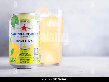 LONDRA, Regno Unito - 21 MARZO 2025: Bibita soda Sanpellegrino con succo di Pomelo sul tavolo leggero. Foto Stock
