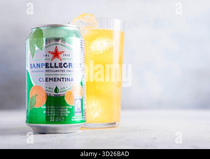 LONDRA, Regno Unito - 21 FEBBRAIO 2025: Bevanda analcolica Sanpellegrino con succo di mandarino su un tavolo leggero. Foto Stock