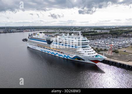 Vista aerea della nave da crociera AIDAsol in partenza dal porto di North Shields, nel fiume Tyne (porto che serve Newcastle). Foto Stock