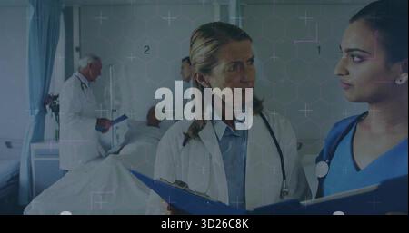 Medico senior in camice di laboratorio discutere cartelle paziente in stanza d'ospedale, con appunti, stetoscopio Foto Stock