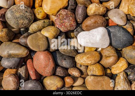 Vista dall'alto della spiaggia con ciottoli artistici, sfondo con struttura in pietra naturale, astratto dalla natura costiera minimalista Foto Stock