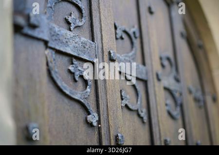Vista ravvicinata della porta inglese di una chiesa in legno e ferro. Foto Stock