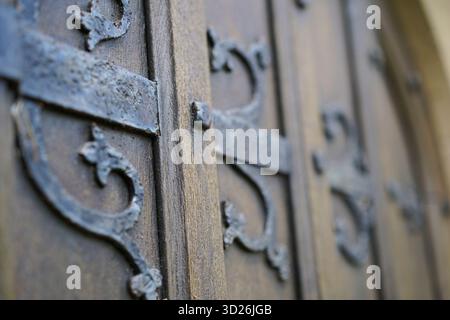 Vista ravvicinata della porta inglese di una chiesa in legno e ferro. Foto Stock
