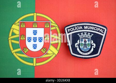 KIEV, UCRAINA - 6 SETTEMBRE 2025 Portogallo polizia municipale patch sulla bandiera nazionale primo piano Foto Stock