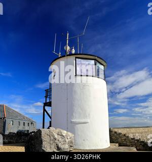National CoastWatch Lookout Post Tower presso la stazione RNLI, lungomare di Porthcawl, Galles del Sud, Regno Unito. Presa ottobre 2025. Autunno Foto Stock