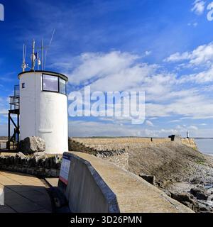 National CoastWatch Lookout Post Tower presso la stazione RNLI, lungomare di Porthcawl, Galles del Sud, Regno Unito. Presa ottobre 2025. Autunno Foto Stock