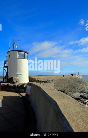 National CoastWatch Lookout Post Tower presso la stazione RNLI, lungomare di Porthcawl, Galles del Sud, Regno Unito. Presa ottobre 2025. Autunno Foto Stock