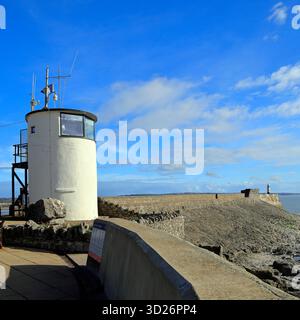 National CoastWatch Lookout Post Tower presso la stazione RNLI, lungomare di Porthcawl, Galles del Sud, Regno Unito. Presa ottobre 2025. Autunno Foto Stock