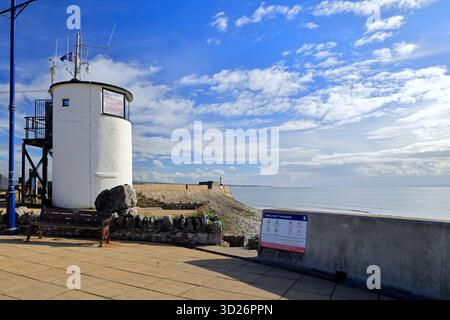 National CoastWatch Lookout Post Tower presso la stazione RNLI, lungomare di Porthcawl, Galles del Sud, Regno Unito. Presa ottobre 2025. Autunno Foto Stock