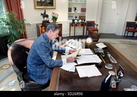 Il presidente degli Stati Uniti Ronald Reagan sta lavorando ad un prossimo discorso alla nazione presso l'Ufficio ovale della Casa Bianca, Washington, D.C., USA, il presidente Ronald Reagan White House Photographic Office, 24 settembre 1981 Foto Stock