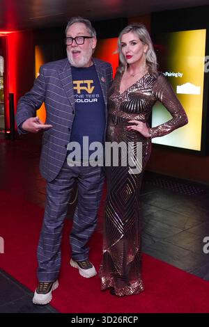 Jim Moir, meglio conosciuto come il personaggio televisivo Vic Reeves e Nancy Sorrell che arrivano per una performance di Sting al lancio della campagna Baltic Endowment Fund al Baltic Centre for Contemporary Art di Gateshead. Data foto: Giovedì 30 ottobre 2025. Foto Stock