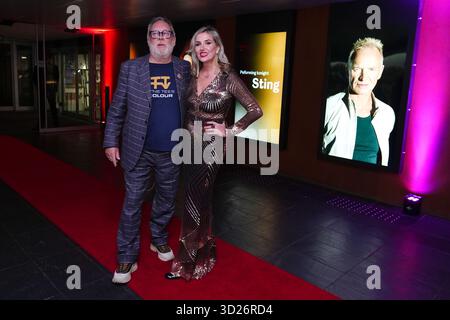 Jim Moir, meglio conosciuto come il personaggio televisivo Vic Reeves e Nancy Sorrell che arrivano per una performance di Sting al lancio della campagna Baltic Endowment Fund al Baltic Centre for Contemporary Art di Gateshead. Data foto: Giovedì 30 ottobre 2025. Foto Stock