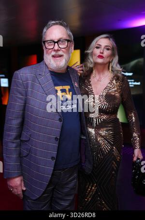 Jim Moir, meglio conosciuto come il personaggio televisivo Vic Reeves e Nancy Sorrell che arrivano per una performance di Sting al lancio della campagna Baltic Endowment Fund al Baltic Centre for Contemporary Art di Gateshead. Data foto: Giovedì 30 ottobre 2025. Foto Stock