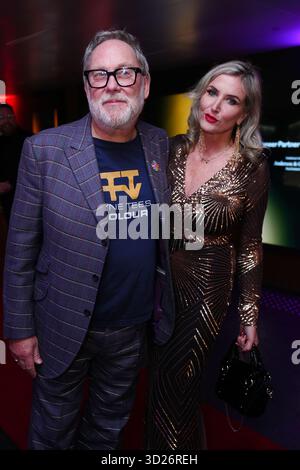 Jim Moir, meglio conosciuto come il personaggio televisivo Vic Reeves e Nancy Sorrell che arrivano per una performance di Sting al lancio della campagna Baltic Endowment Fund al Baltic Centre for Contemporary Art di Gateshead. Data foto: Giovedì 30 ottobre 2025. Foto Stock
