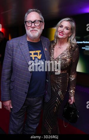 Jim Moir, meglio conosciuto come il personaggio televisivo Vic Reeves e Nancy Sorrell che arrivano per una performance di Sting al lancio della campagna Baltic Endowment Fund al Baltic Centre for Contemporary Art di Gateshead. Data foto: Giovedì 30 ottobre 2025. Foto Stock