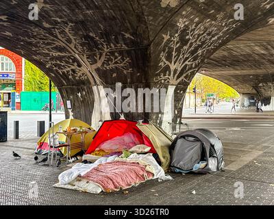 Londra, Inghilterra, Regno Unito - 25 ottobre 2025: Tende utilizzate dai senzatetto per dormire sotto il cavalcavia di una strada principale nel centro di Londra. Foto Stock