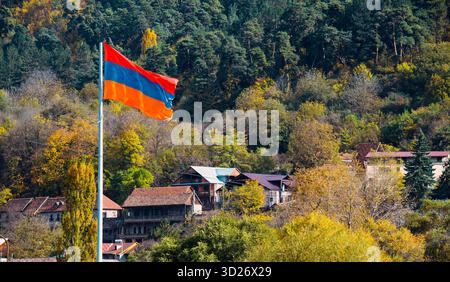 Bandiera armena che sventola in aria. La bandiera è arancione, blu e rossa. L'immagine ha un'atmosfera tranquilla e serena Foto Stock