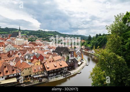 Le storiche case con piastrelle marroni di Český Krumlov, l'architettura medievale circondata dall'ansa del fiume Moldava e dalle lussureggianti colline verdi. Una favola Foto Stock